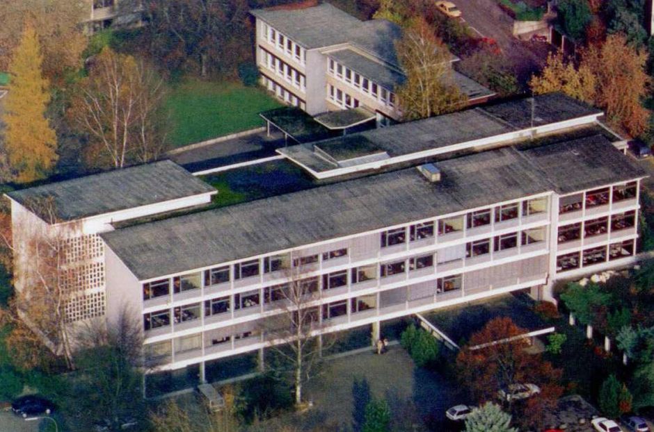 Die Schulgebäude nach der Erweiterung des Hauptgebäudes von 1976. Die Luftbildaufnahme stammt aus den 90er Jahren.
