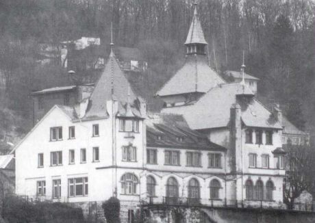 Das Waldschloss (erbaut 1901) als Domizil ab 1952. Heute ist das Gebäude leider nicht mehr vorhanden, es fiel dem Neubau des Landratsamtes zum Opfer.