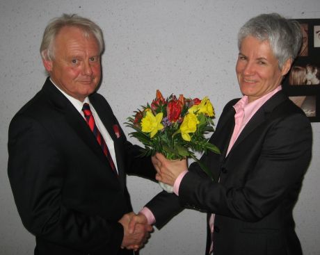 Rolf Eichhorn dankte Hildrun Mühlbauer für die langjährige Unterstützung und Aktivität im Förderverein. Frau Mühlbauer scheidet aus dem Vorstand aus und erhielt als Zeichen der Verbundenheit einen Blumenstrauß.