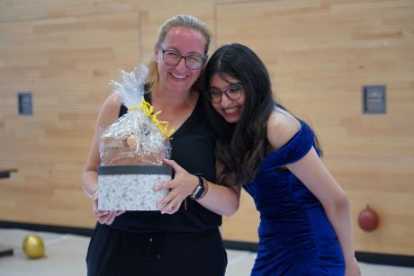 Klassensprecherin Alicia Sehla überreichte Klassenlehrerin Andrea Thoß ein Geschenk zum Abschied
