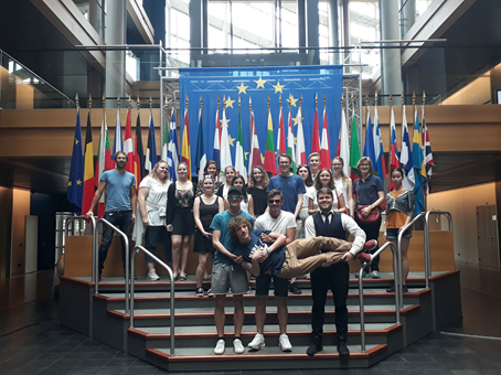 Die Schüler der Kaufmännischen Schule Waldshut im Europaparlament in Strasbourg mit Frau Schnieder und Herrn Dr. Eisemann