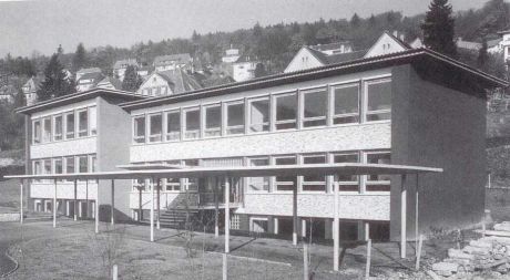 Der "Zwischentrakt" nach der Fertigstellung 1956 war das erste "eigene" Schulgebäude. Heute werden dort vorwiegend Berufsschulklassen unterrichtet.